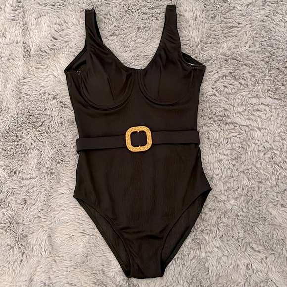 GORGEUS BLACK FITTED FULL PIECE SWIMSUIT - Picture 3 of 6